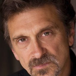 丹尼斯·鮑茲卡瑞斯 飾演 Sam