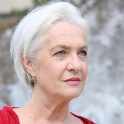 Elisabetta De Palo - 完美謊情演員 飾演Nonna