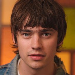 Spike Fearn 飾演 Bjorn