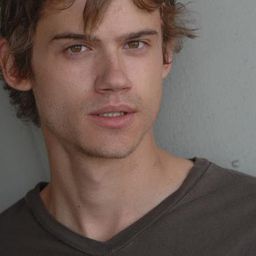 Owen Beckman 飾演 Randy