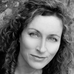 Carrie Crowley 飾演 Eibhlín