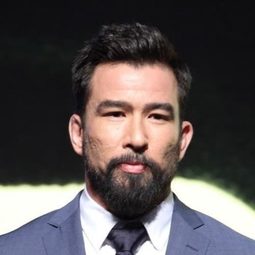 Chris Collins 飾演 Tim