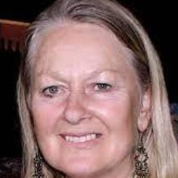 Anna Carteret 飾演 Elizabeth