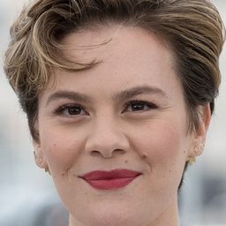 Zahra Doumandji 飾演 Sana