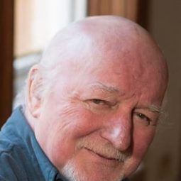Dave Anderson 飾演 Capt. Moore