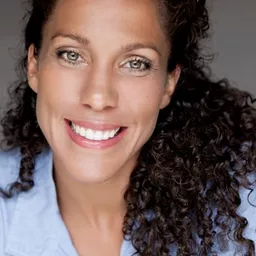 Cynthia Dallas - 明日邊境演員 飾演Soldier