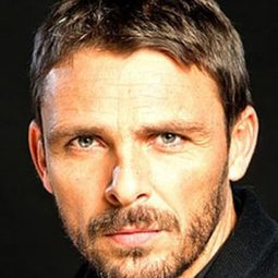 Luis Mottola - 父愁者聯盟演員 飾演Ernesto