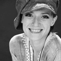 Erzsébet Kútvölgyi 飾演 Erzsi