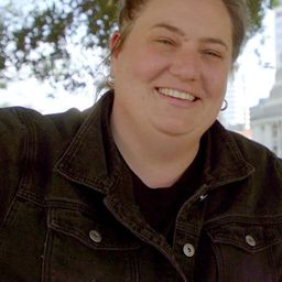 Alice Snedden 飾演 Antenatal Teacher