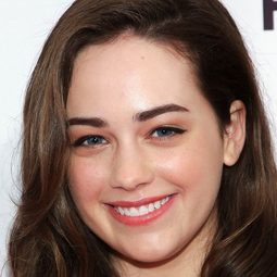 Mary Mouser 飾演 Cricket