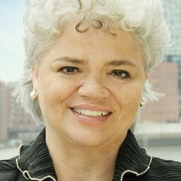 Carolyn James 飾演 Donna Anna