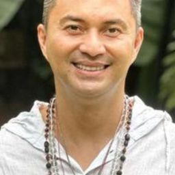 Anjasmara 飾演 Tania's Father