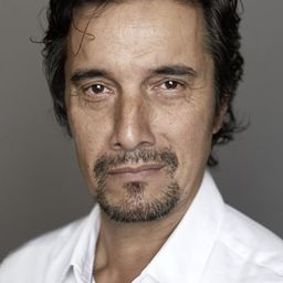 Eric Defosse 飾演 Carella