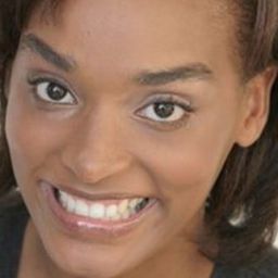 科特尼·亞當斯 - 降魔戰警演員 飾演Office Girl