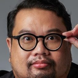 普吉·艾魯奇 - 又要威，又要除頭盔導演