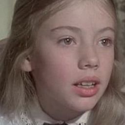 Chloe Franks - 稻草狗演員 飾演Emma Hebden (uncredited)