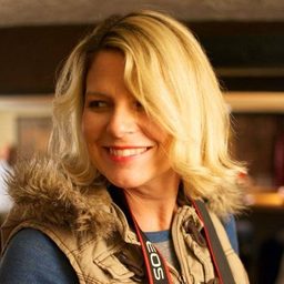 Lisa Enos 飾演 Charlotte White