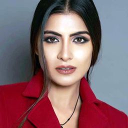 Rachel White 飾演 Nikhil's Girlfriend