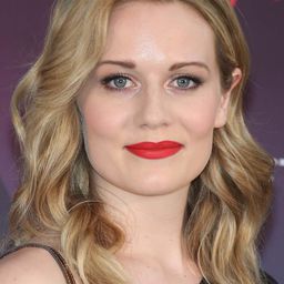 Cara Theobold 飾演 Sarah Grey