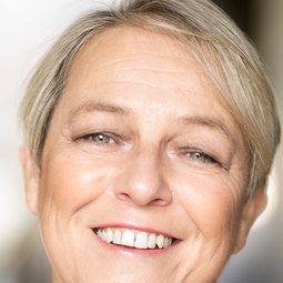 Susie McKenna - 貓演員 飾演Jennyanydots