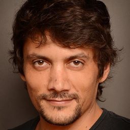 Daniel Holguín 飾演 Felipe