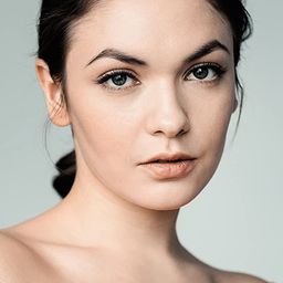 Emma Drogunova 飾演 Juju Hartmann