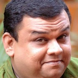 Atul Parchure 飾演 Inspector at Airport
