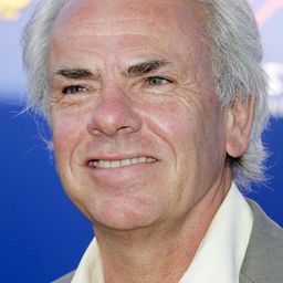 楊·狄邦 飾演 Self