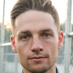 Gregory Smith 飾演 Jim Younger