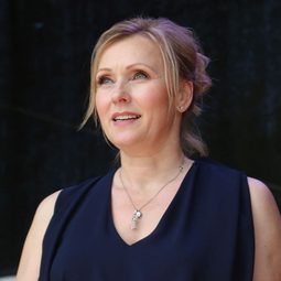 Dana Golombek 飾演 Grace