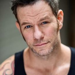 Josh Berresford 飾演 Hipster