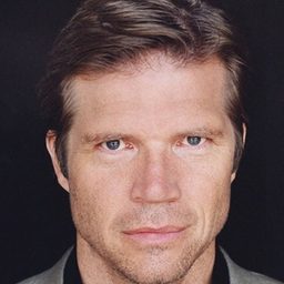 Rodney Gilfry 飾演 Alberto Roc