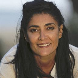 法蒂瑪・阿杜姆 飾演 Amina