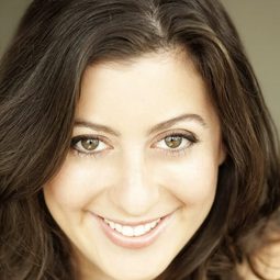 阿利森·萊·羅森菲爾德 飾演 Mina (voice)