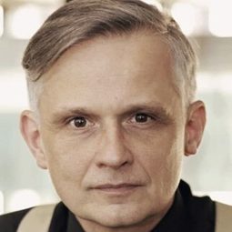 Błażej Wójcik 飾演 Bank Clerk