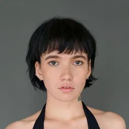 Mia Artemis 飾演 Barista