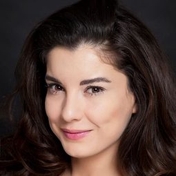 Irem Altug 飾演 Zühre