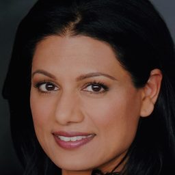 Ellora Patnaik 飾演 Beverly