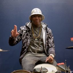 Daru Jones 飾演 Band Member