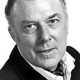 Michael Evans - 梅耶林演員 飾演Hoyos