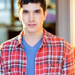 Al Calderon 飾演 Alfred