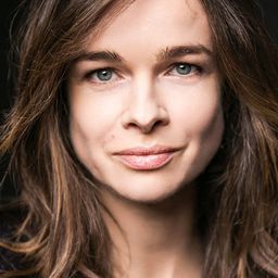 Katie Carr 飾演 Laura