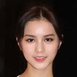 鄧月平 飾演 Young Girl in Convenient Store