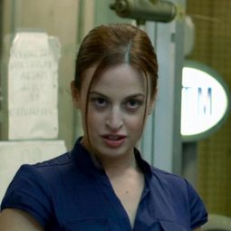 Helena Kash 飾演 Redhead