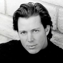 Casey O'Neill - 《暗夜狼人》幕後花絮：暗夜導演演員 飾演Self