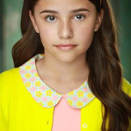 Sadie Coleman 飾演 Holly