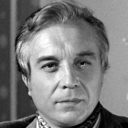 Philippe Lemaire 飾演 Georges Villard