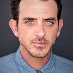 Anthony Bonaventura 飾演 Photographer