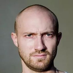 保羅·卡布雷納 飾演 Martin Karow (DJ Ickarus)