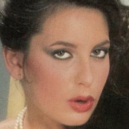 Tina Blair 飾演 Self